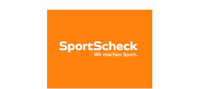 Sport Scheck Logo Schriftzug in weiß vor orangenem Hintergrund